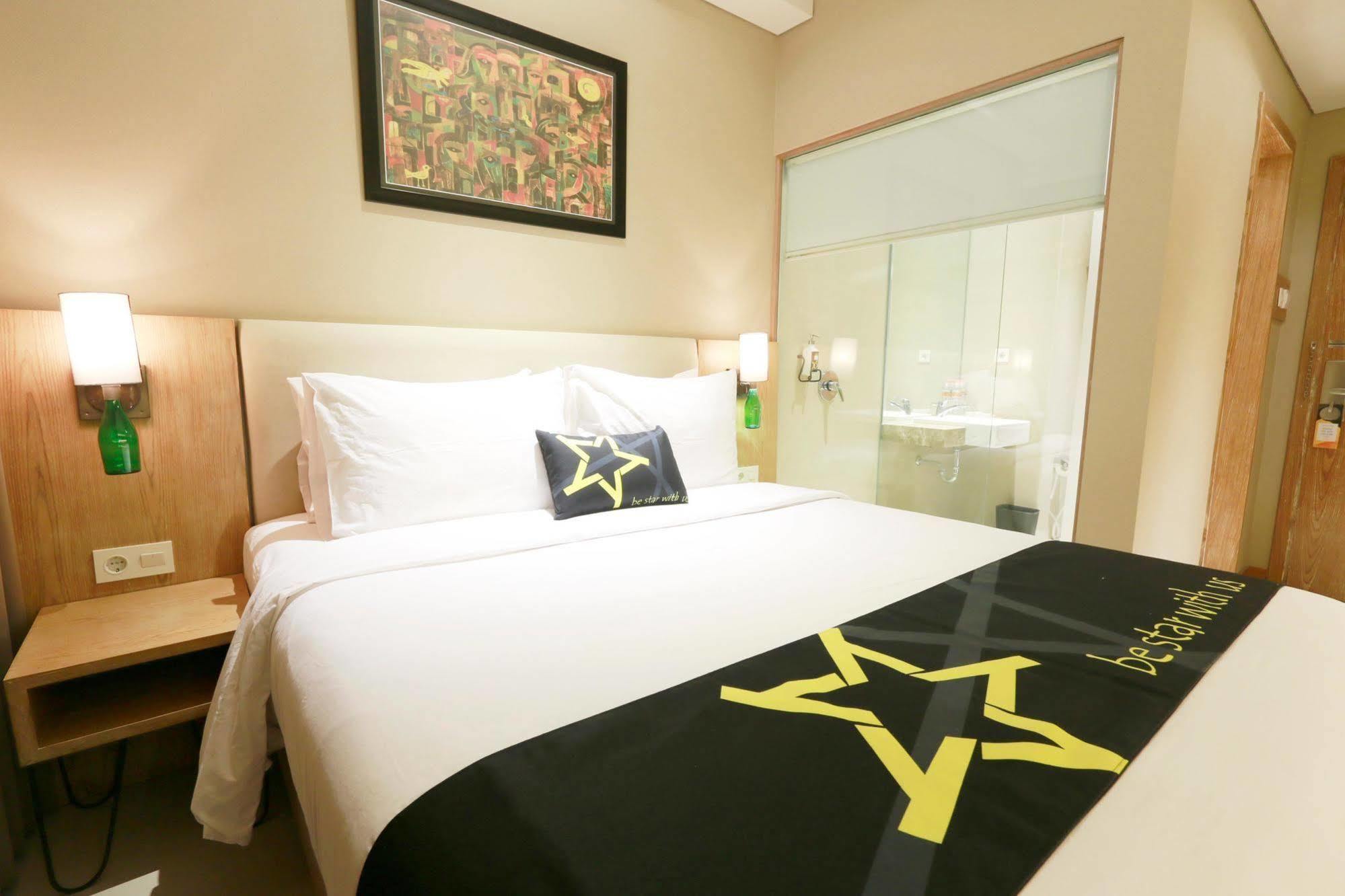 Yellow Star Gejayan Hotel Jogjakarta Buitenkant foto