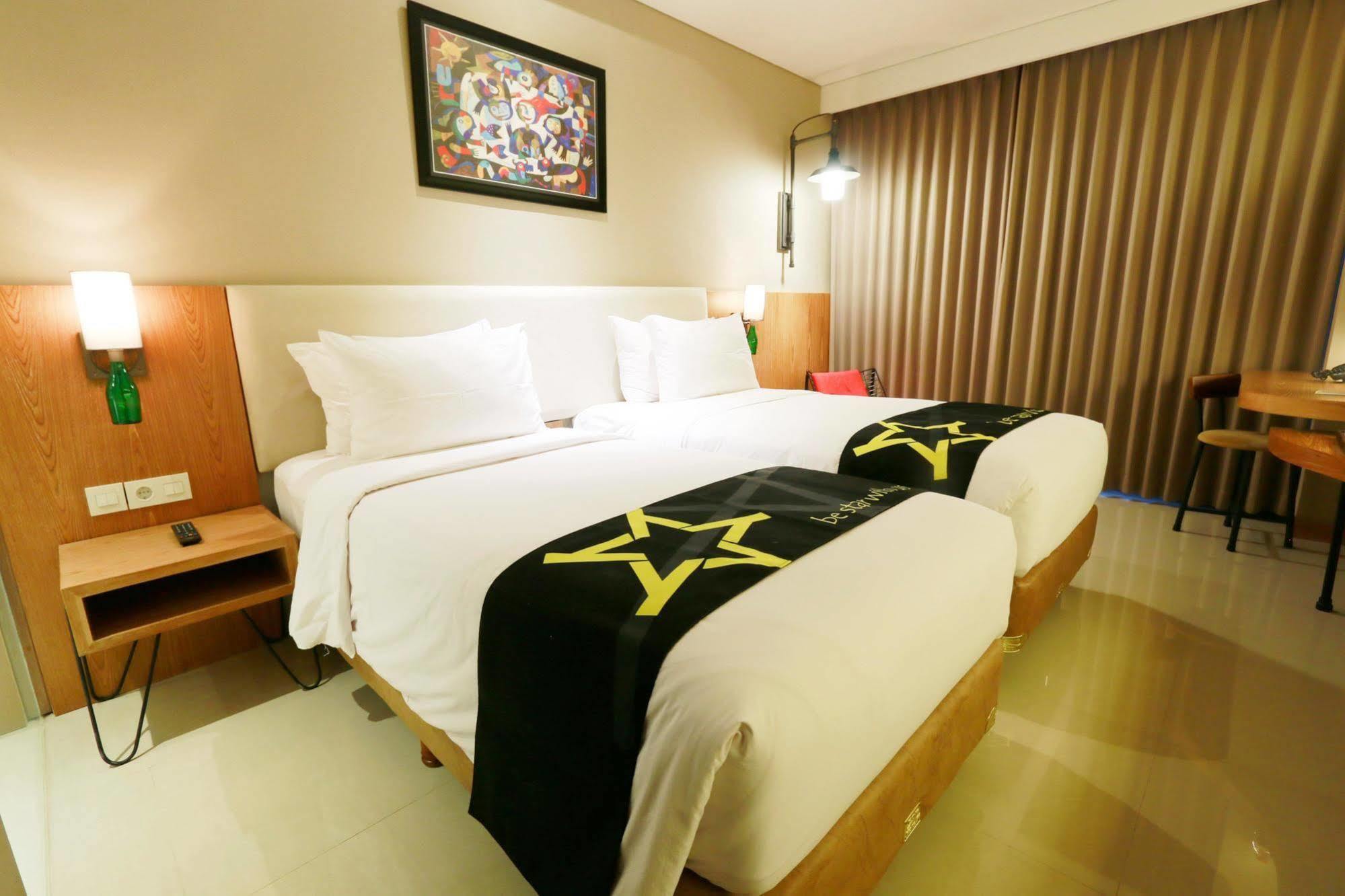 Yellow Star Gejayan Hotel Jogjakarta Buitenkant foto